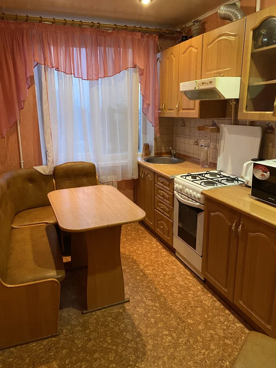 2-кімнатна квартира в центрі: меблі та техніка - фото 1