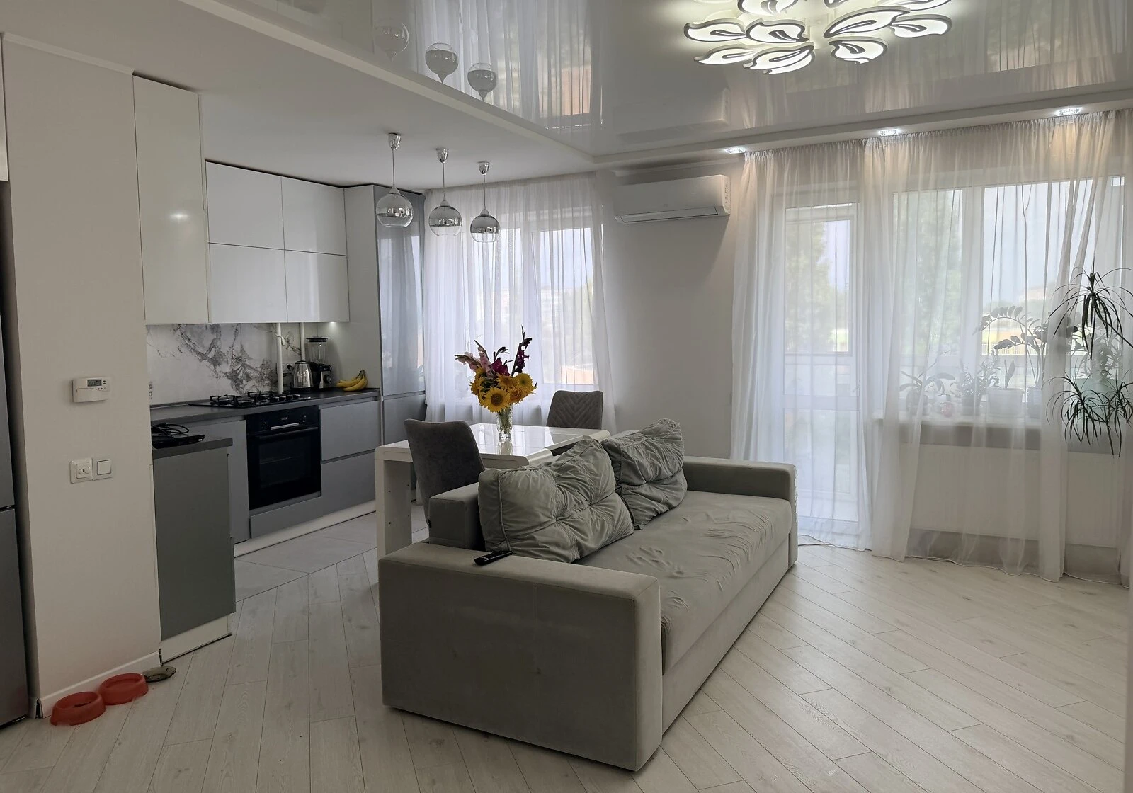 3-кімнатна квартира, Космонавтів: кухня-студія, дизайнерський ремонт