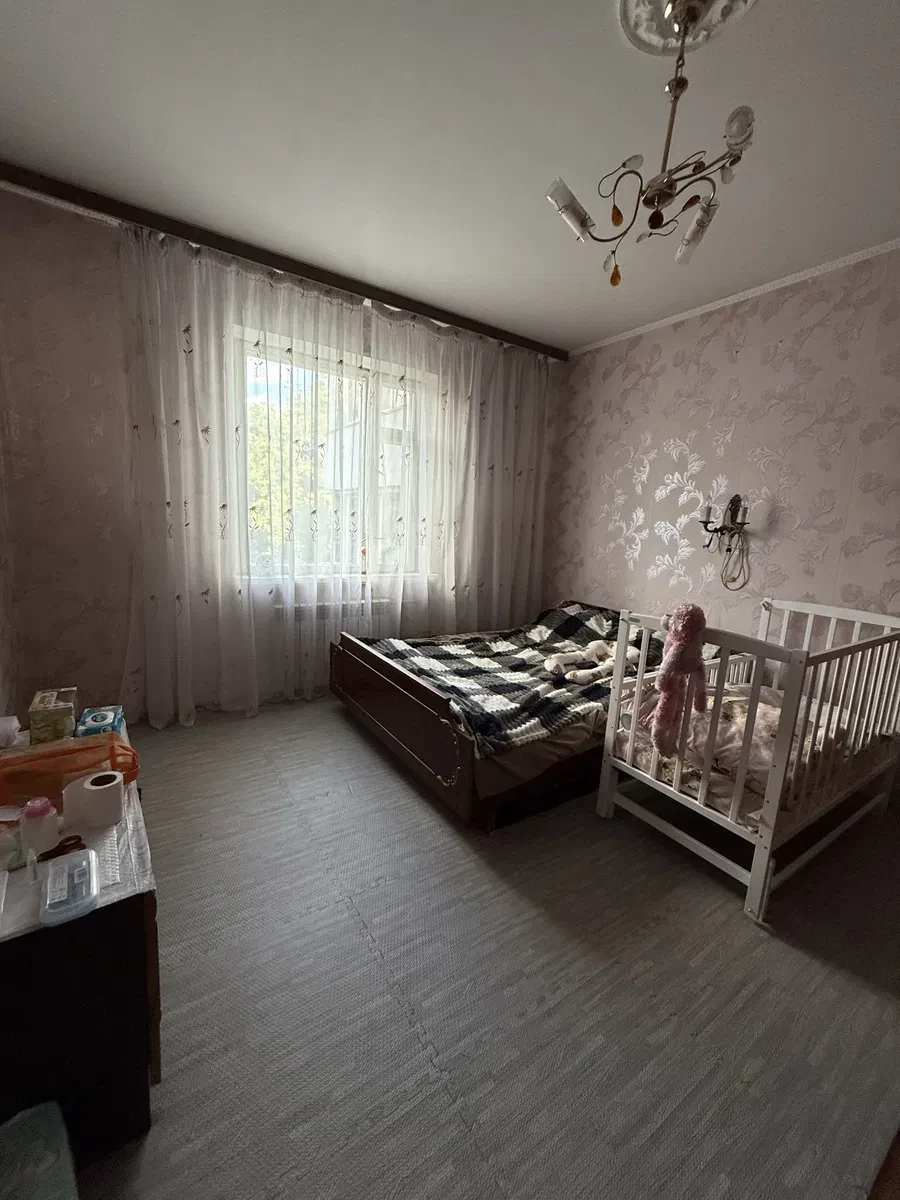 2-кімнатна квартира, Коцюбинське: кімната зачинена, квартира продається