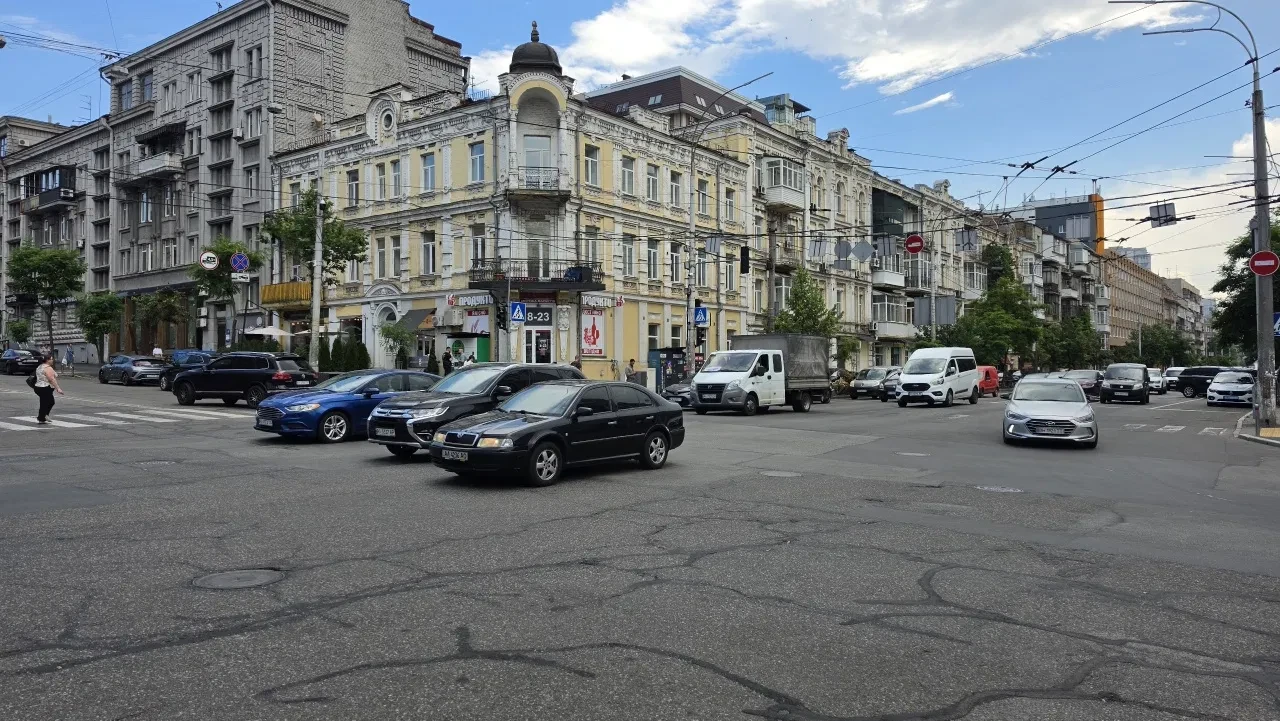 Склад, Шевченківський: цокольний поверх, заїзд через арку