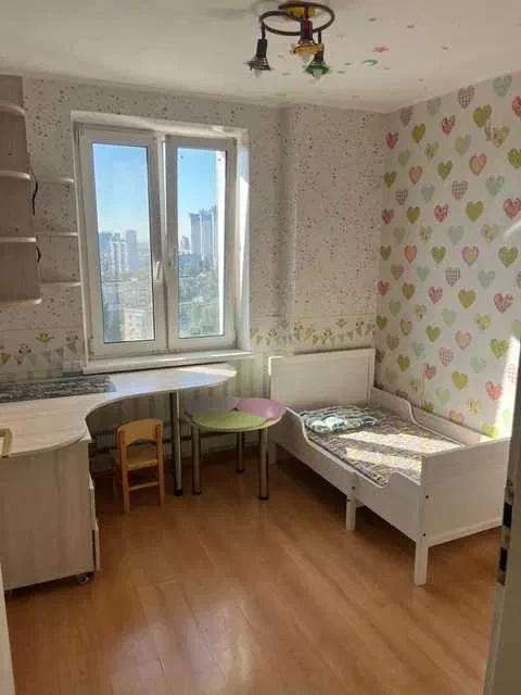 3-кімнатна квартира, Дніпровський: метро за 15 хвилин пішки, торг - фото 1