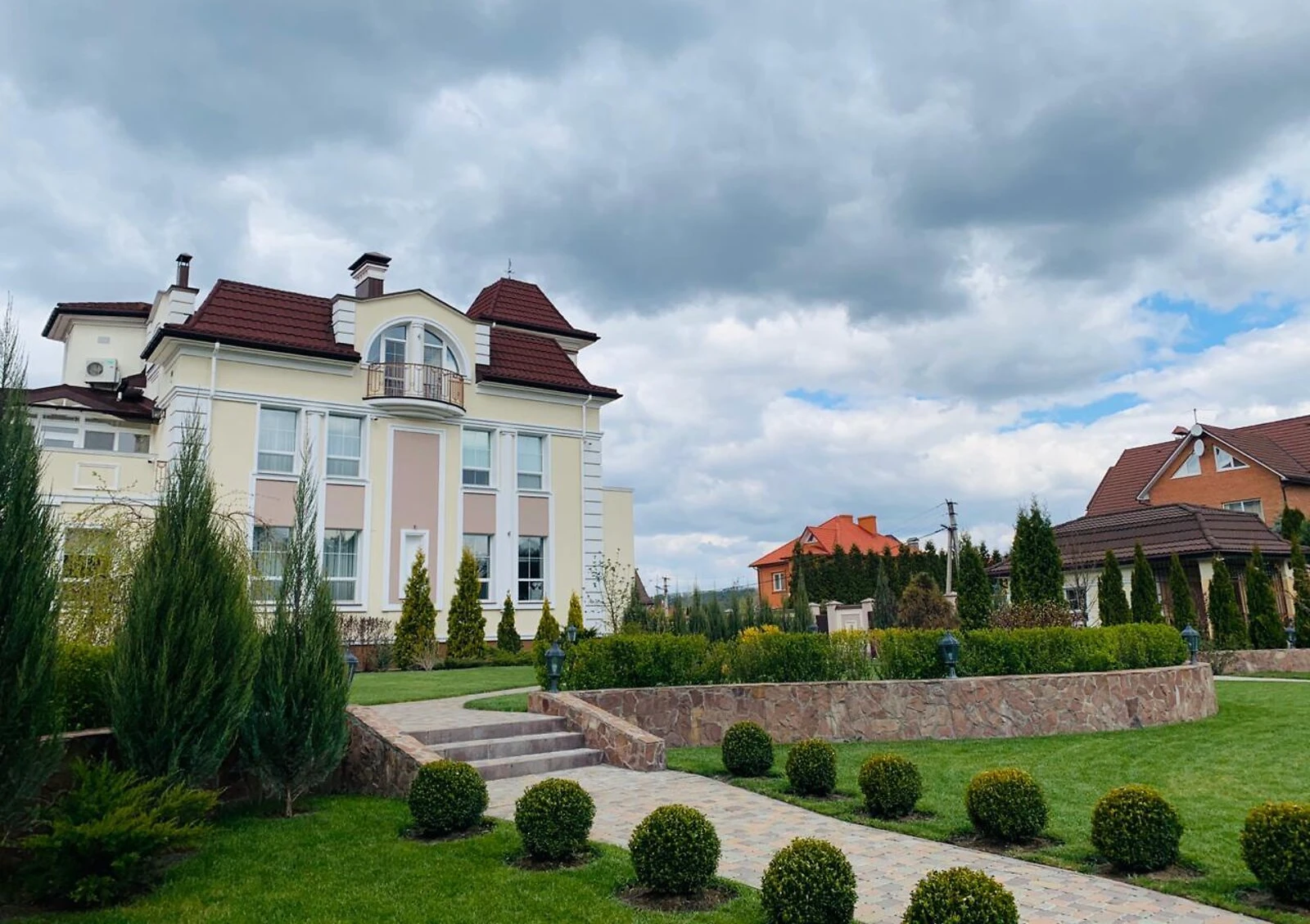 Будинок, Київ: веранда, гараж, дизайнерське оформлення - фото 1