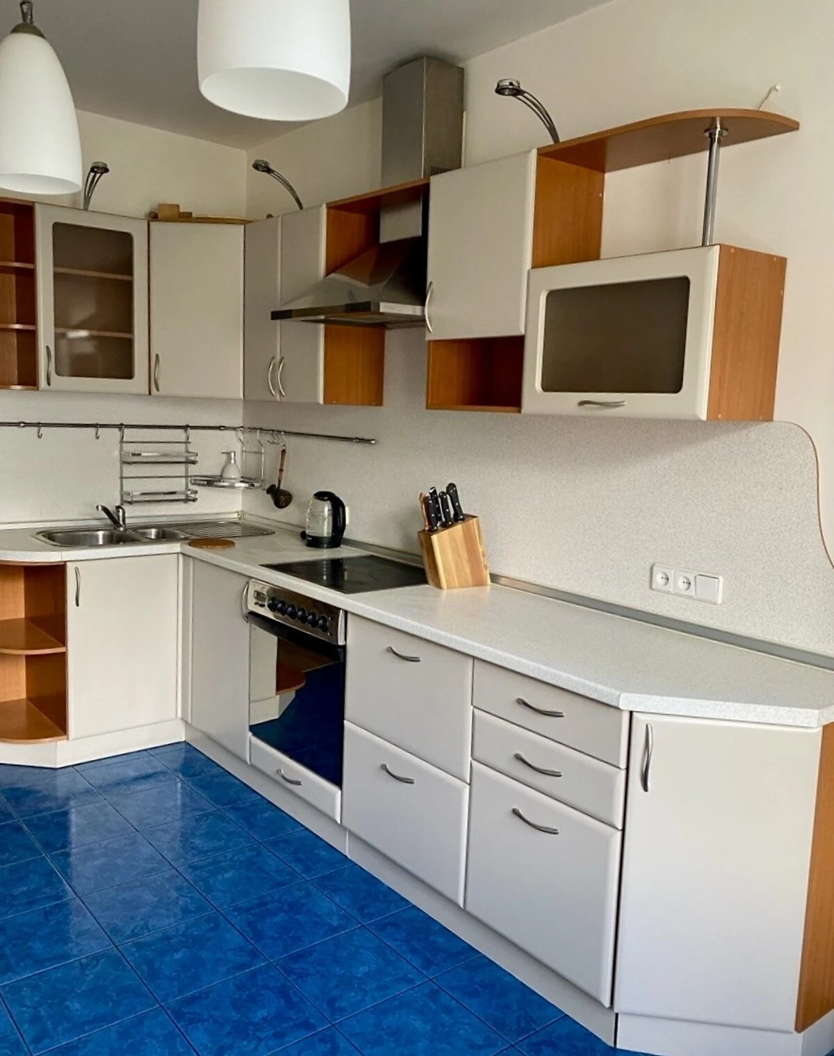 3-кімнатна квартира, Виноградар: євроремонт, вода й опалення без світла