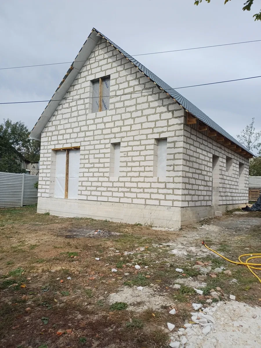 Будинок, Люботин: 2 санвузли, підвал, 9 соток