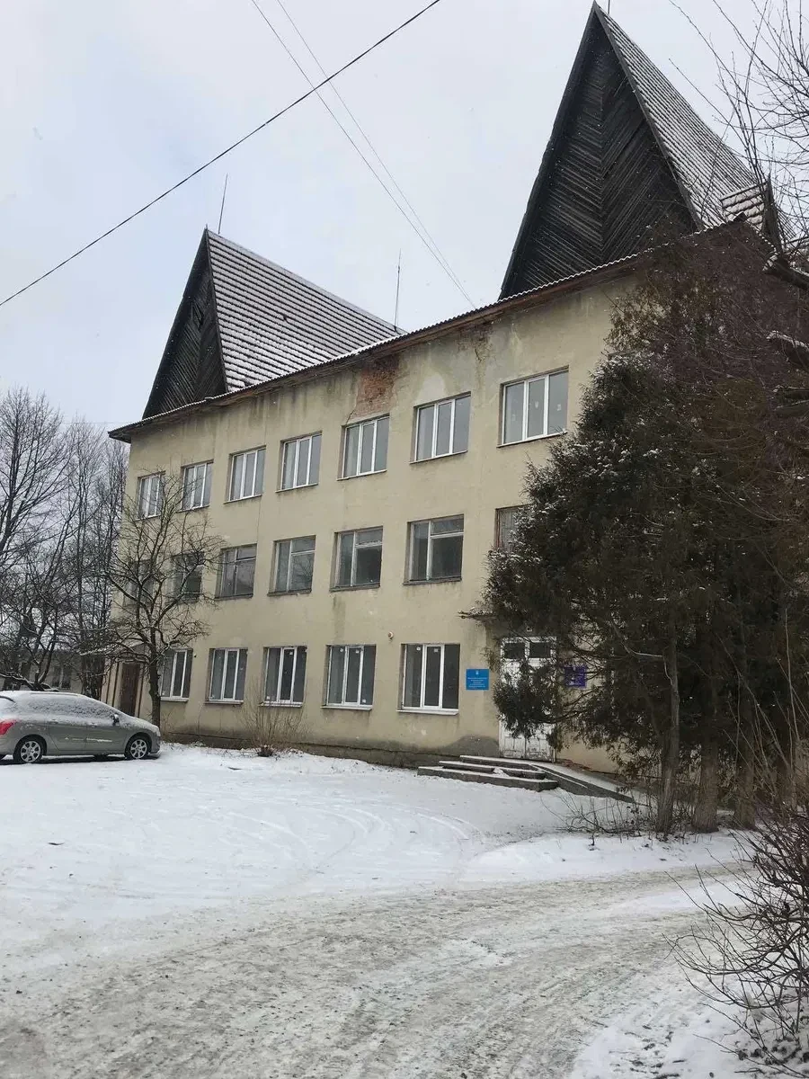 Адміністративна будівля, Долина: 3 поверхи, 42 кВт, земля 800 м² - фото 1