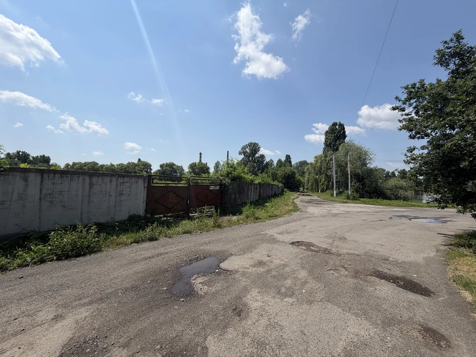 Участок 100 соток, Городище: водоем, бетонный забор - фото 3