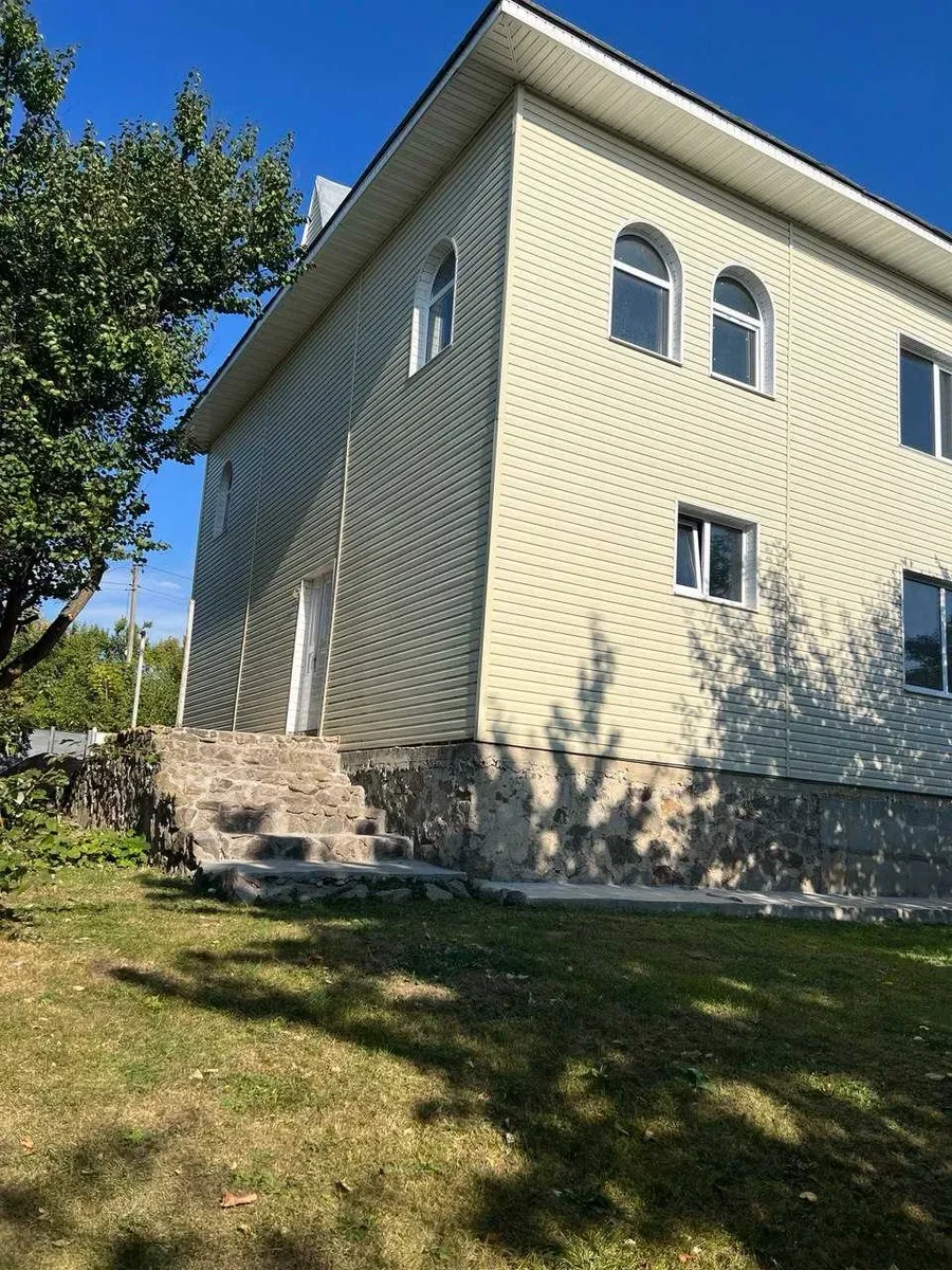 Пів будинку біля Богуслава: 25 соток, гараж, річка за 350 м - фото 2
