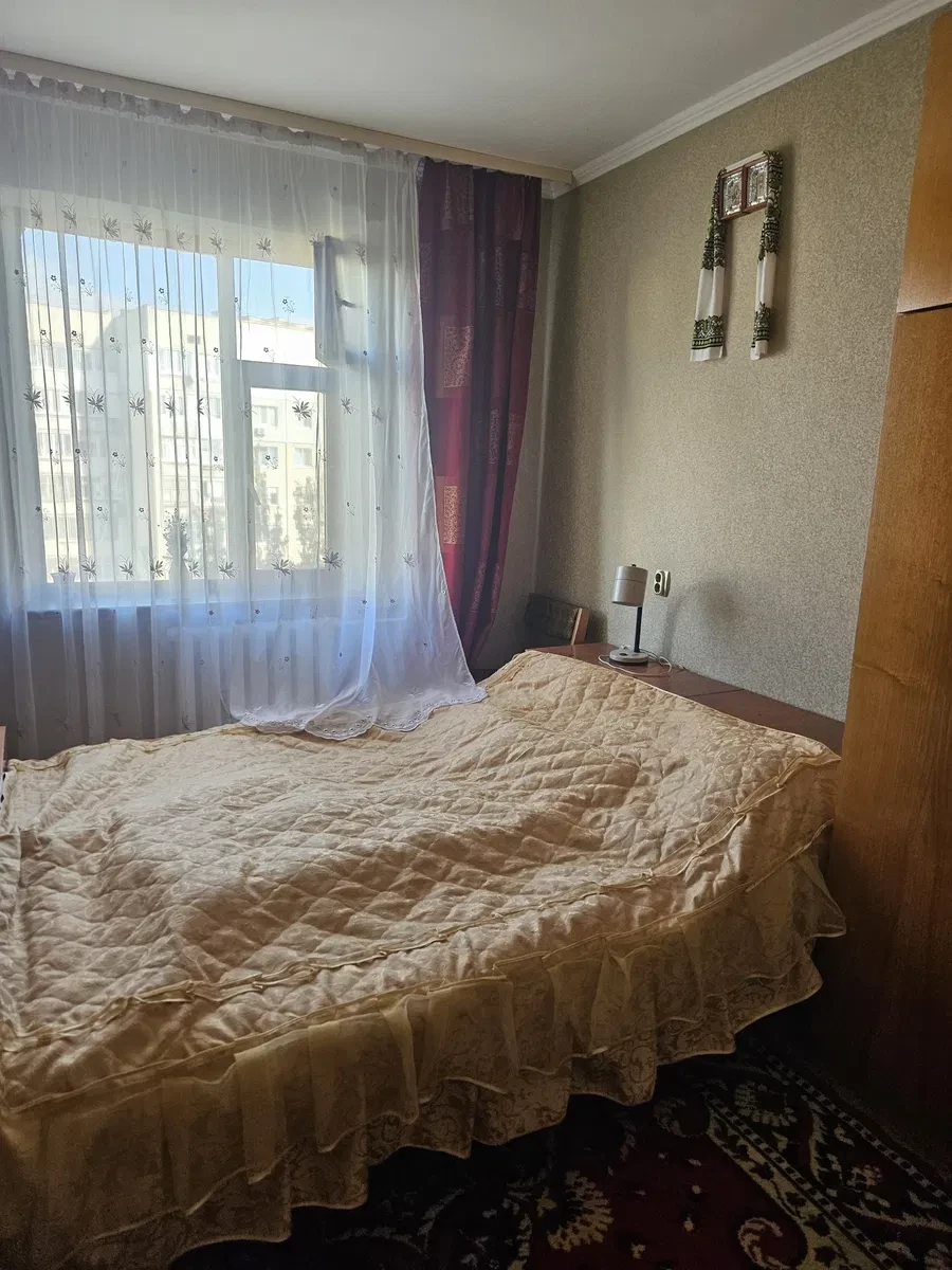2-комнатная квартира, Ровно: паркет, застекленный балкон, кладовка - фото 2