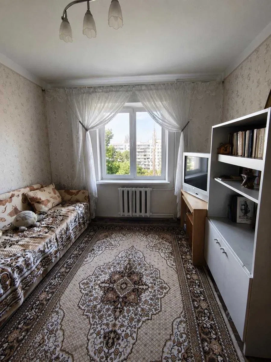 2-кімнатна квартира, Київський: краєвид з вікон, комора - фото 1