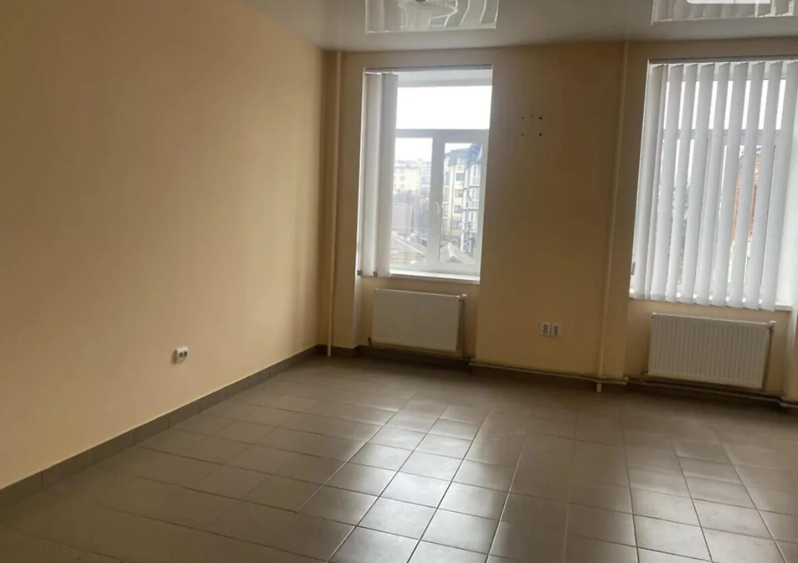 Комерційне приміщення, Центр: фасадне, пандус, паркувальне місце - фото 4