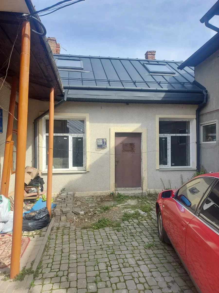 Приміщення в центрі Чернівців: під бізнес або житло - фото 1