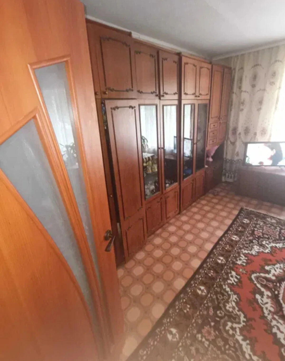 3-кімнатна квартира, Фортечний: косметичний ремонт, цегляні стіни