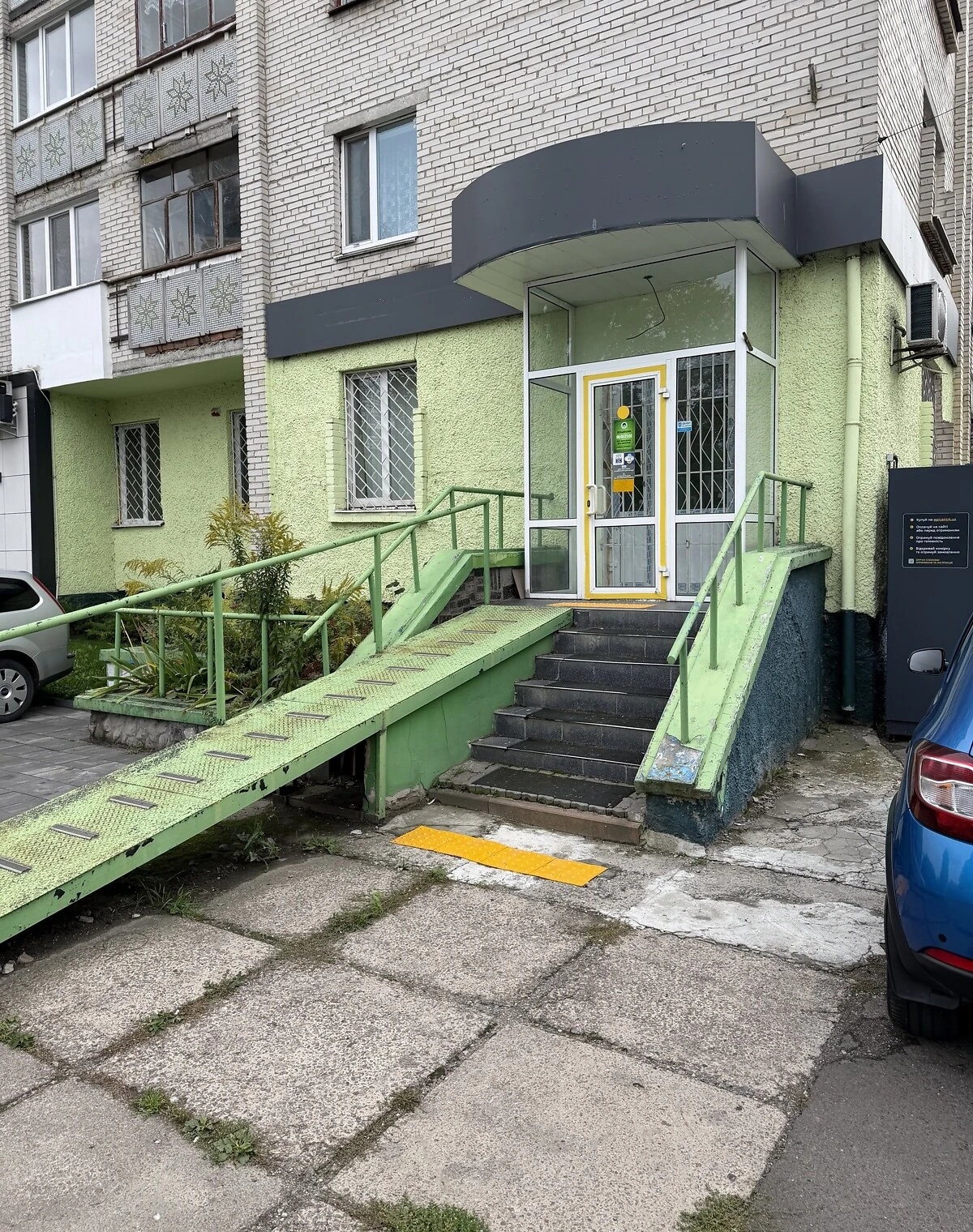 Приміщення, 40 мікрорайон: відкрита стоянка, 5 приміщень