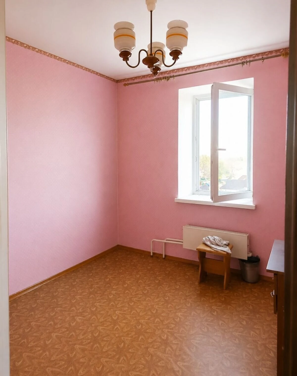 3-кімнатна квартира, Охтирка: косметичний ремонт, цегляні стіни