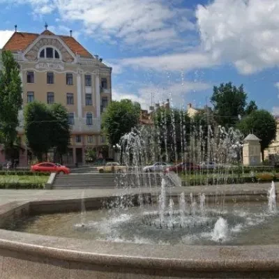 Приміщення в центрі Чернівців: під бізнес або житло - фото 2