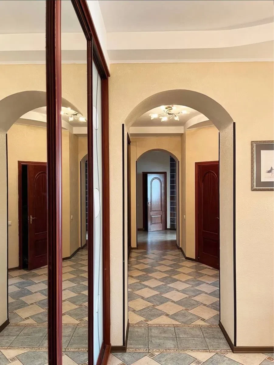 4-комнатная квартира в ЖК ОАЗИС: евроремонт, кухня 45 м² - фото 1
