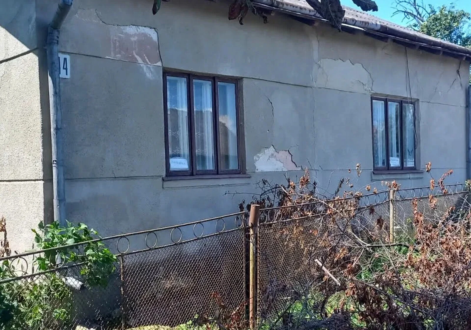Будинок, Тлумач: цегляні стіни, централізоване опалення