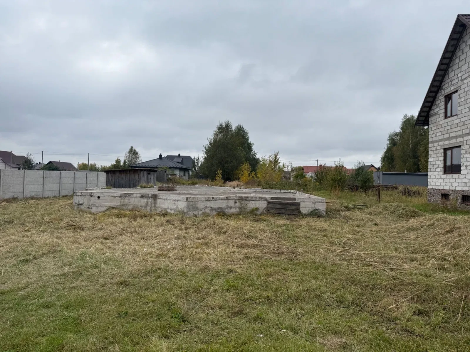 Участок 10 соток, Березно: под жилую застройку, два фундамента - фото 1