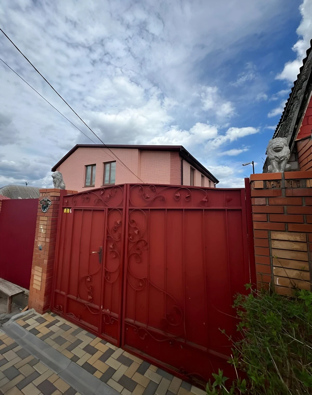 Будинок, Варварівка: гараж із підвалом, 7 соток, бесідка