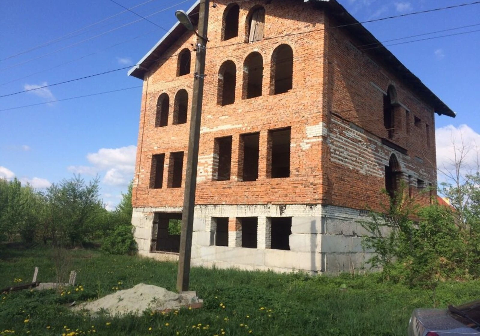 Будинок, Добрівляни: цегляні стіни, централізоване опалення