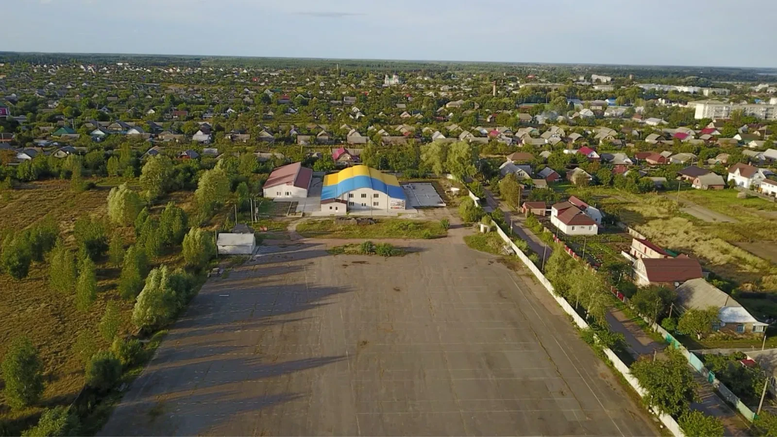 Склад, Іванків: 3 капітальні будівлі, ділянка 2 га - фото 1