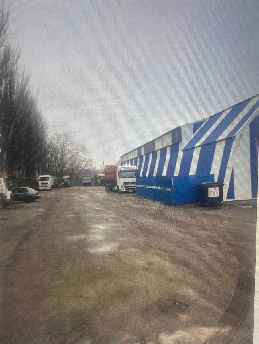 База, Тепличне: залізнична колія, кран 20 т, вихід на червону лінію - фото 3
