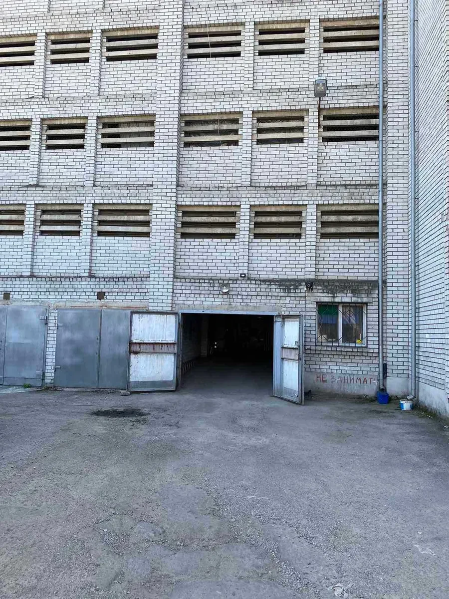 Паркомісце, Центральний: заправка для електромобілів, автомийка - фото 1