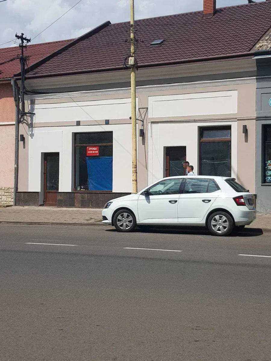 Магазин у центрі, вул. Підгірна: фасад, панорамні вікна - фото 3