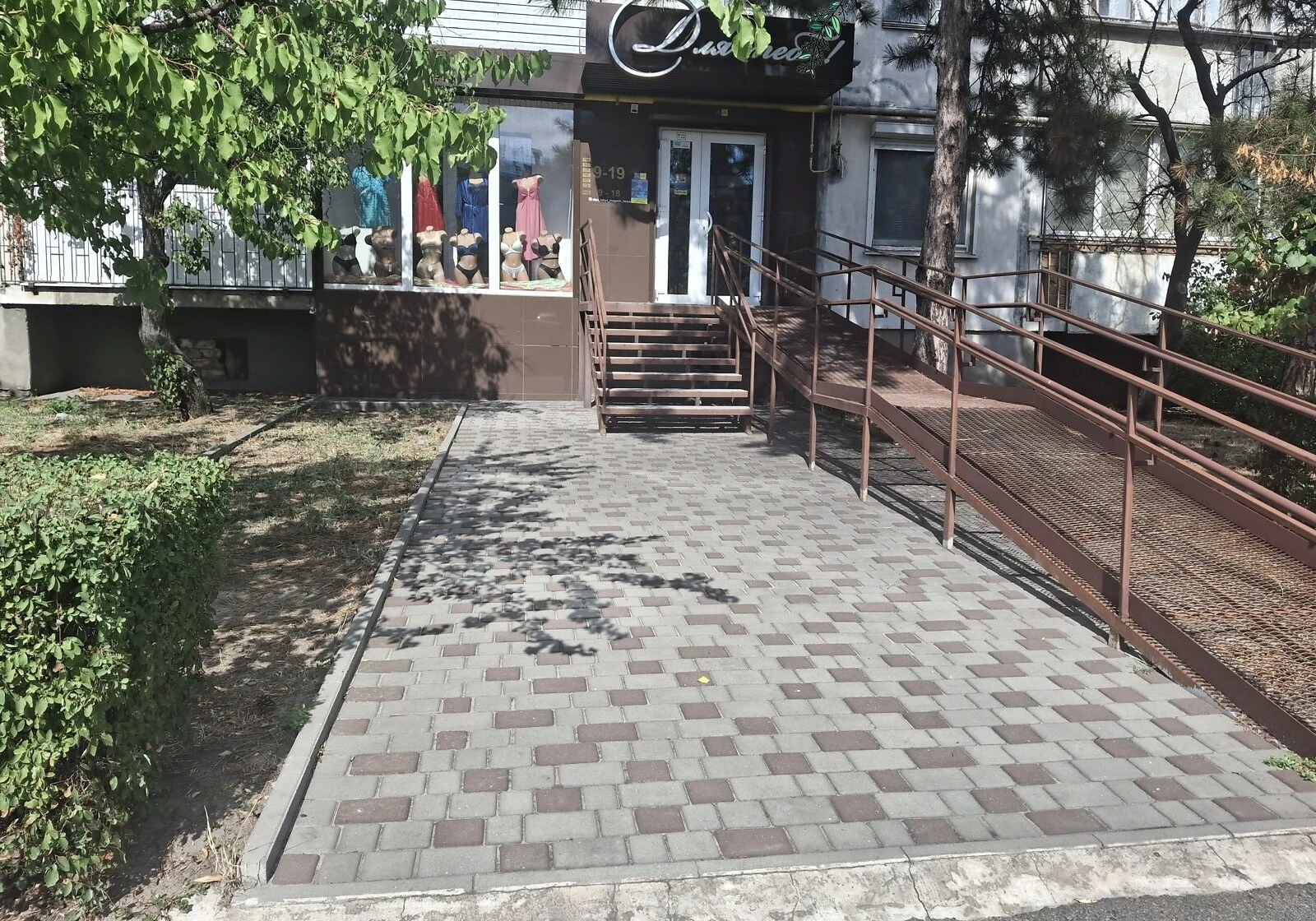 Приміщення, Горішні Плавні: фасадне, пандус, відкрита стоянка - фото 4