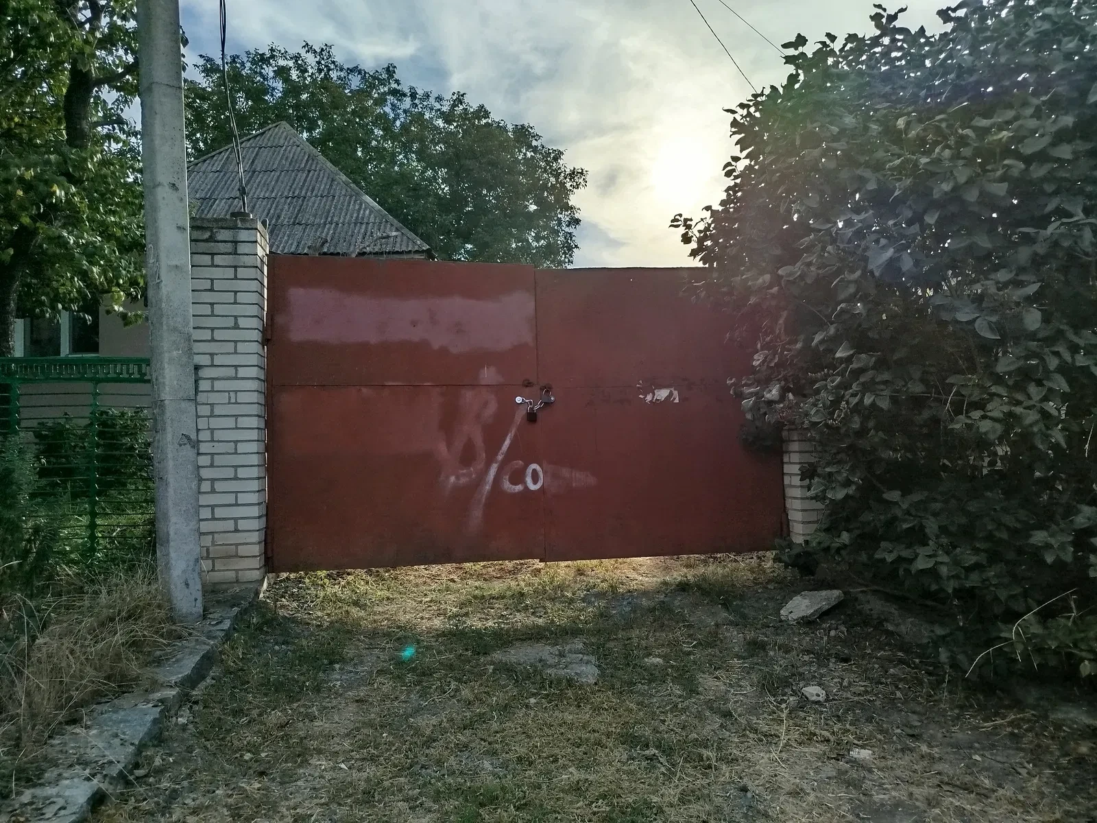 Ділянка 10 соток, Умань: дві недобудовані будівлі, електрика - фото 1