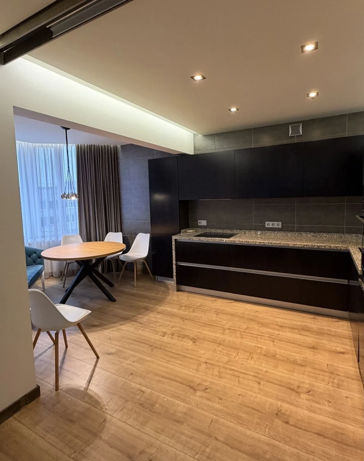 4-комнатная квартира, Левада: дизайнерский ремонт, кухня-студия - фото 1