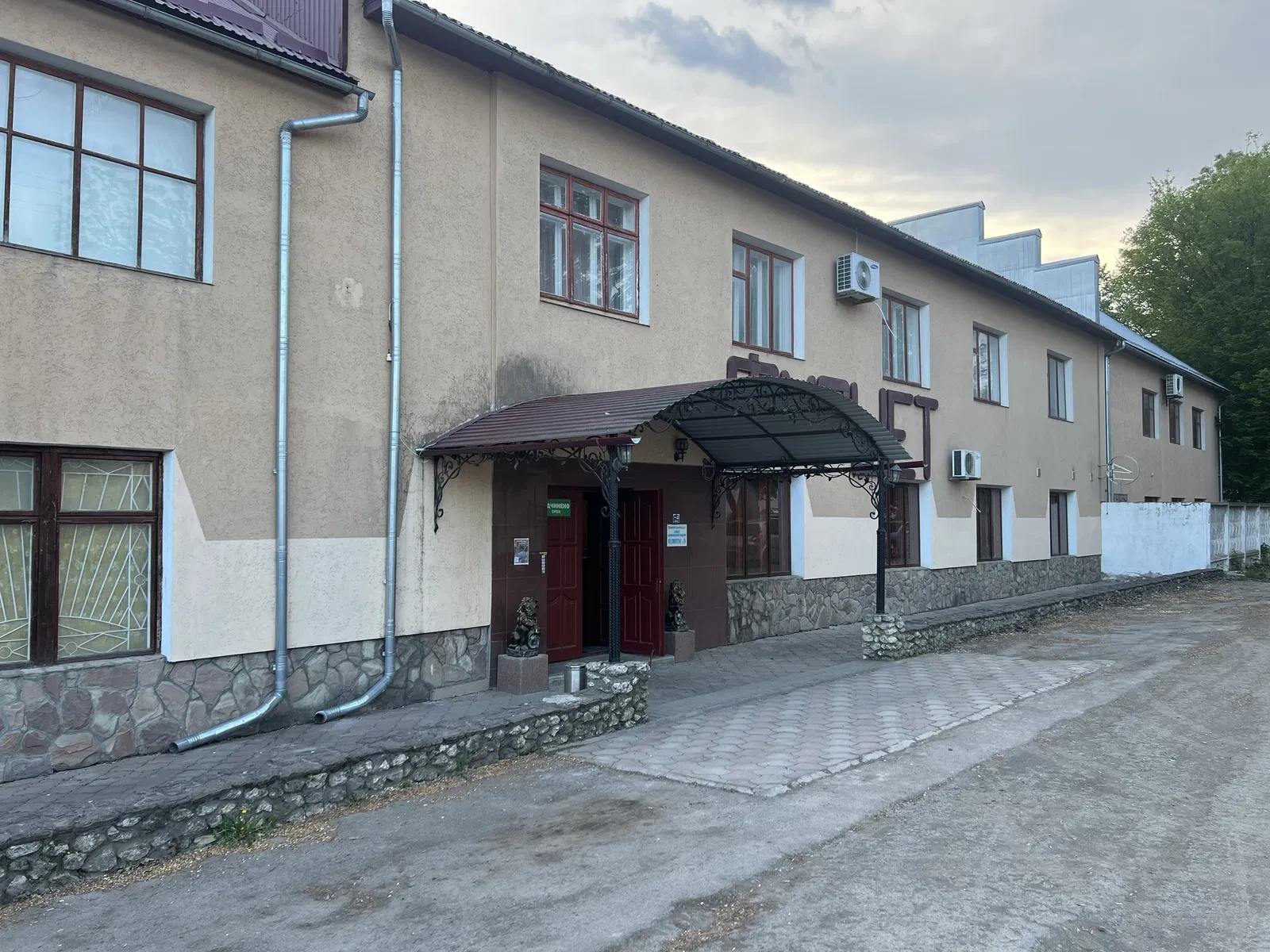 Помещение, Копичинцы: фасадное, панорамные окна, автономный генератор