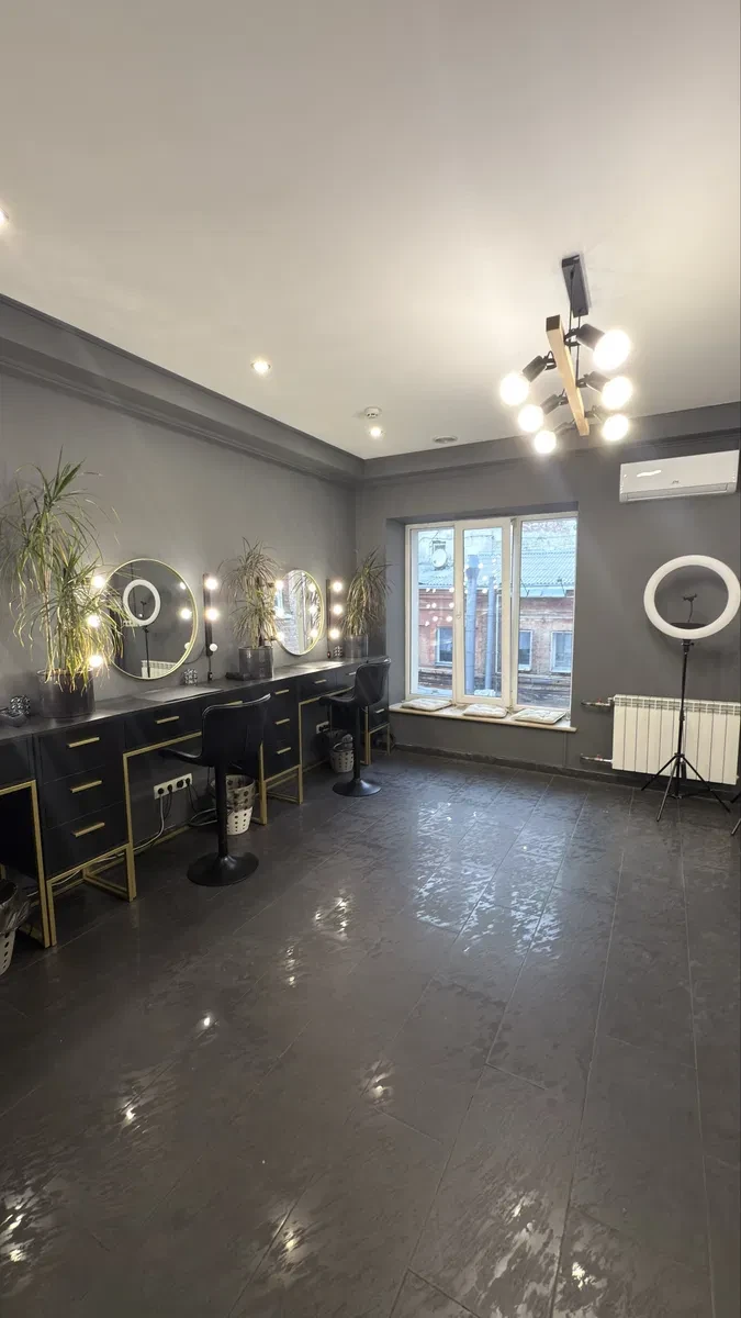 Приміщення, Печерський: б'юті-коворкінг, 5 робочих місць, окремий вхід, фото 1