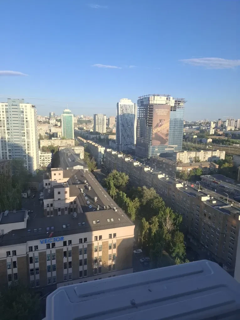 3-кімнатна квартира, Печерський: 3 балкони, метро КПІ за 4 хв - фото 1