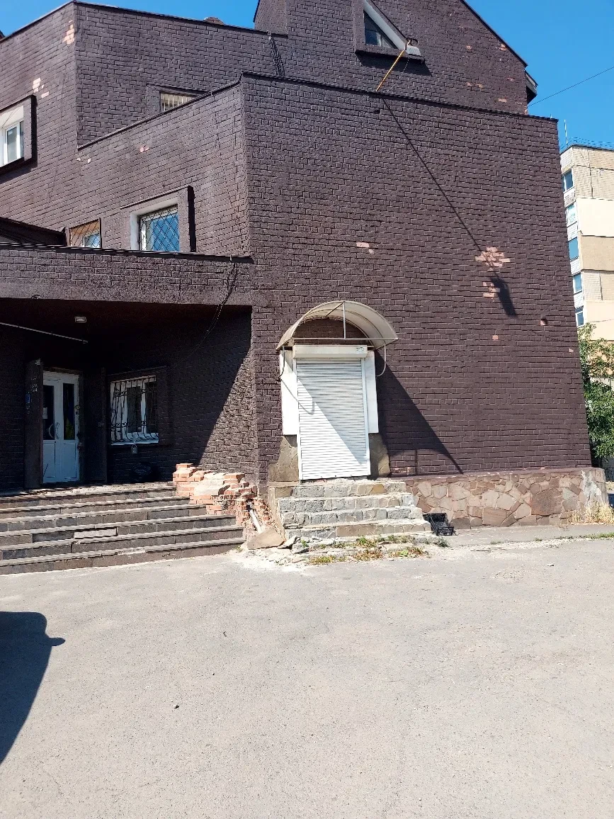Приміщення, Саксаганський: два входи, біля зупинки Космонавтів - фото 1