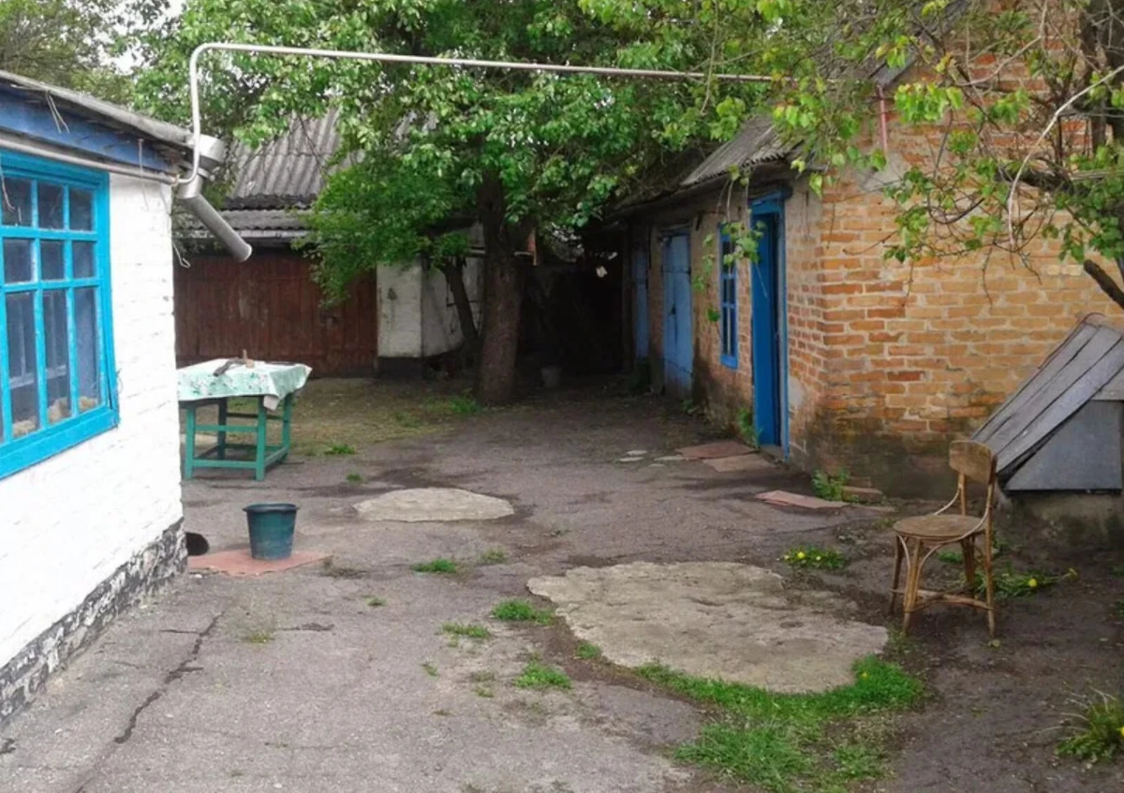 Будинок, Каленики: гараж із підвалом, свердловина і криниця