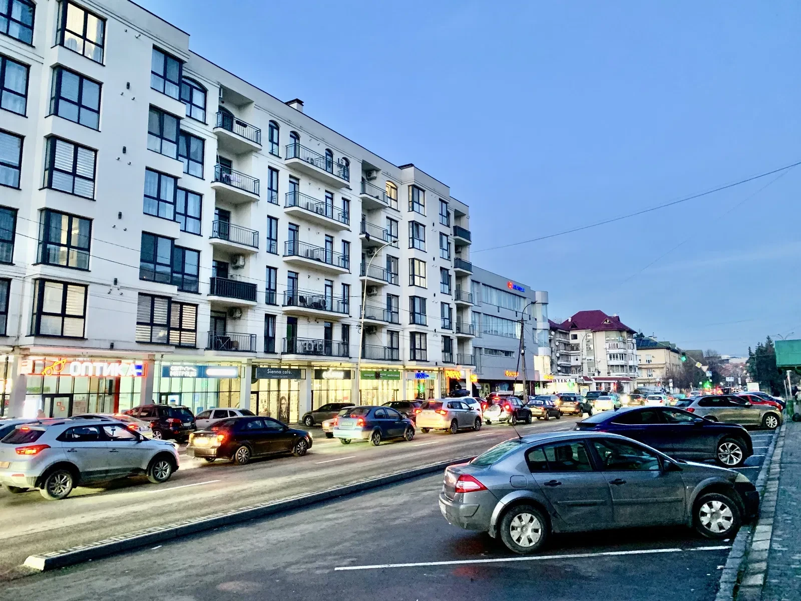 Паркомісце, Капушанська: підземний паркінг, відеоспостереження