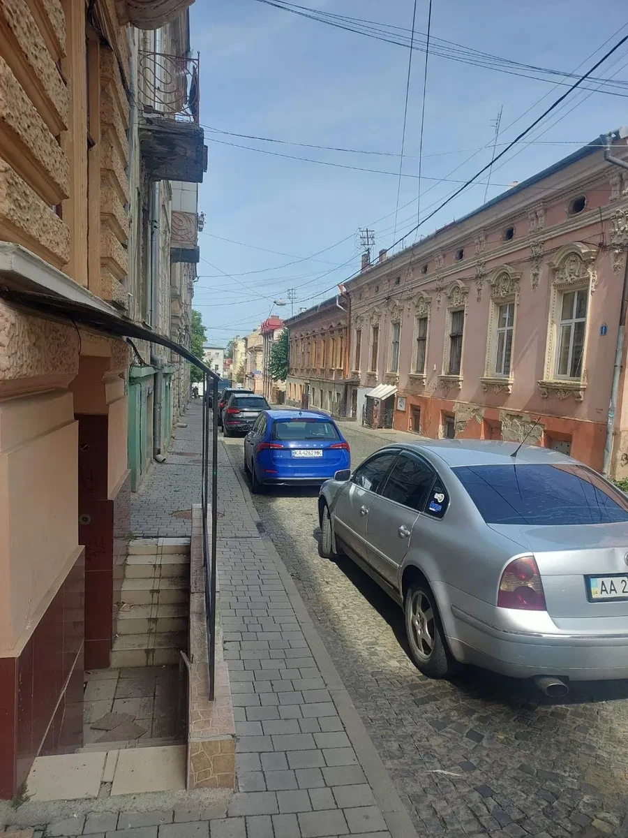Приміщення в центрі Чернівців: під бізнес або житло - фото 3