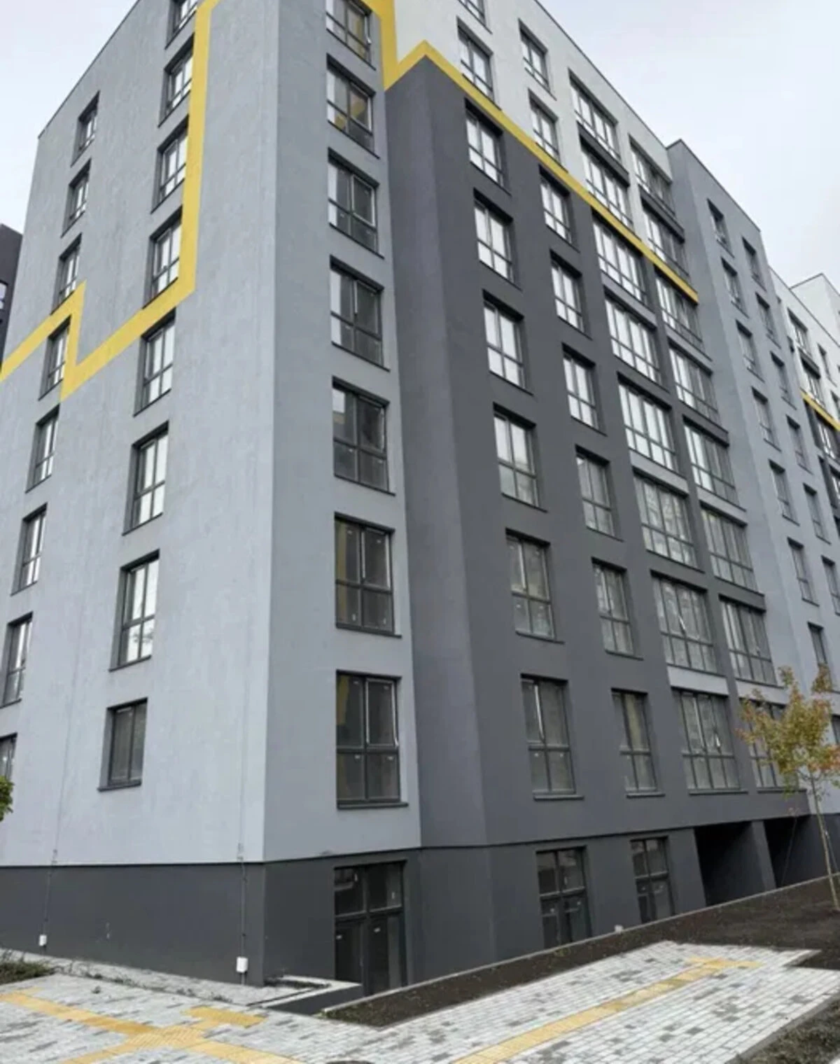 1-кімнатна квартира на вул. Залізнична: новобудова, цегляні стіни - фото 1
