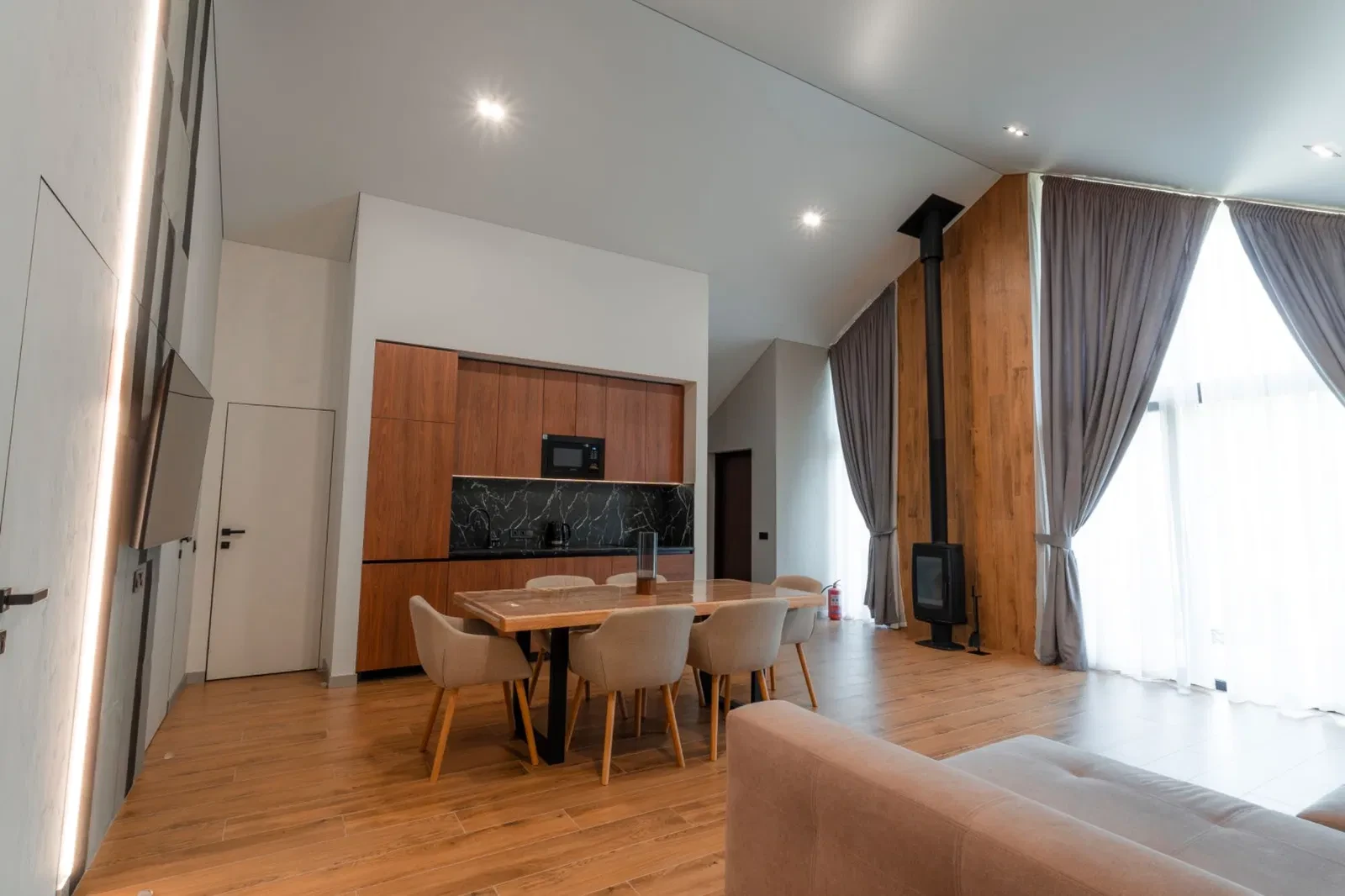 Котедж у ЖК GOLDHILL & Resort: авторський дизайн, інвертор, басейн - фото 5