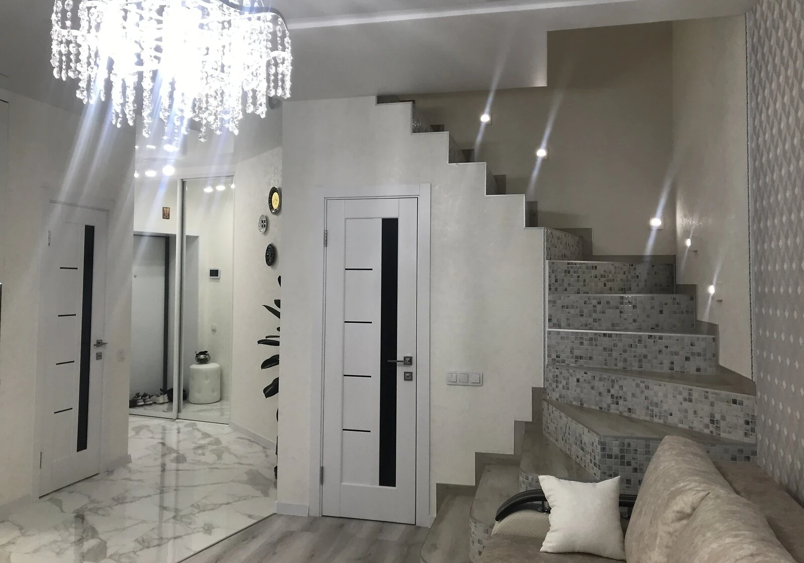 3-кімнатна квартира, вул. Боголюбова: кухня-вітальня, дизайнерський ремонт - фото 1