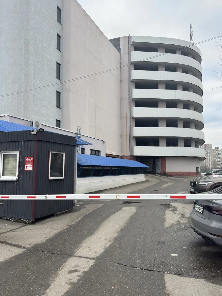 Паркоместо, Дарницкий: крытый паркинг, широкое место, рядом с Ашаном, фото 2