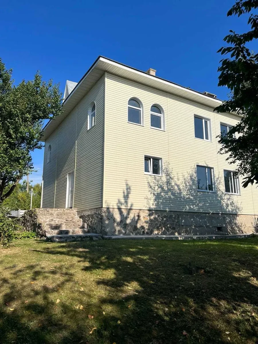 Пів будинку біля Богуслава: 25 соток, гараж, річка за 350 м - фото 1