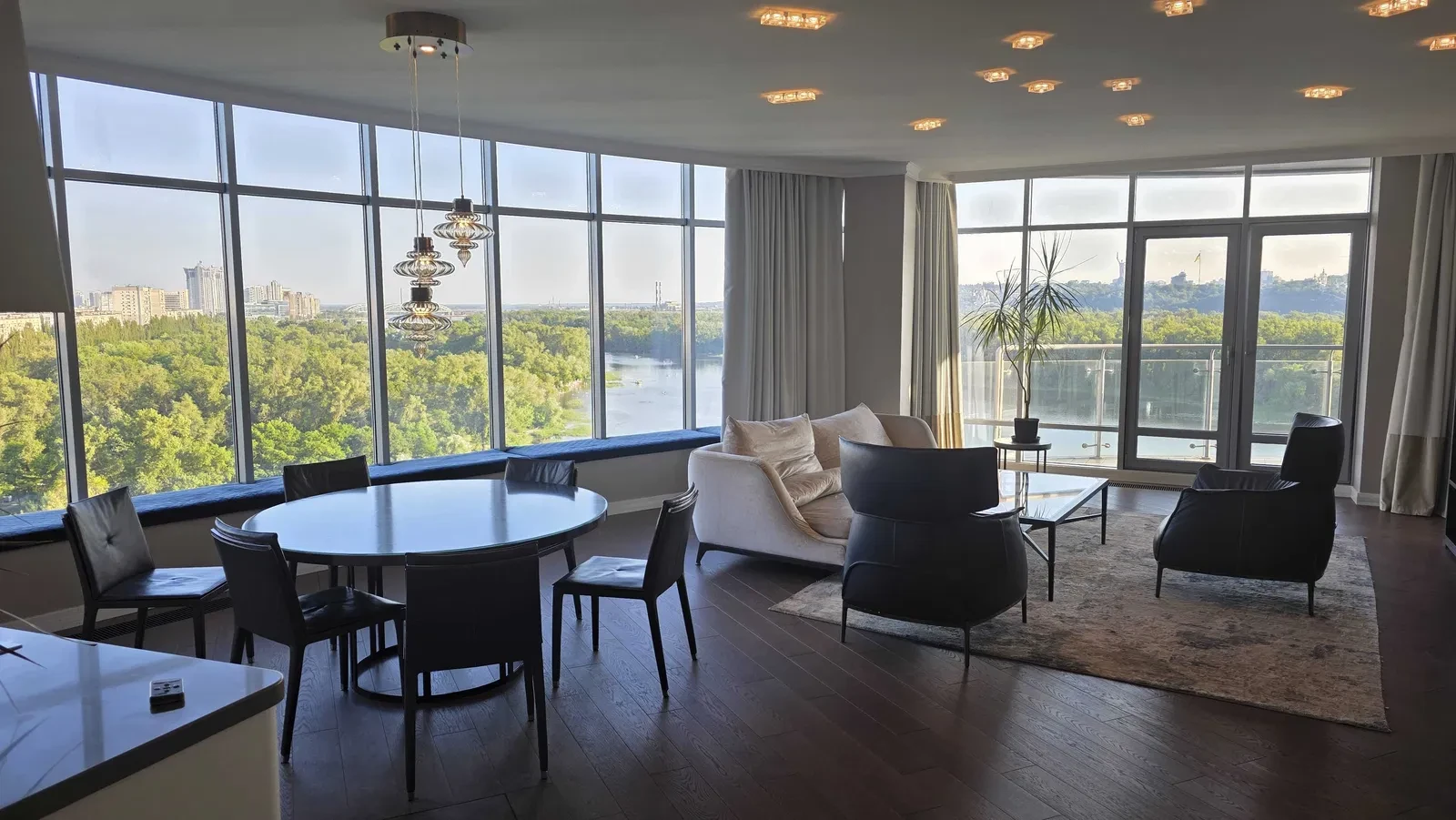 4-кімнатна квартира у ЖК Riviera Riverside: генератор, вид на Лавру