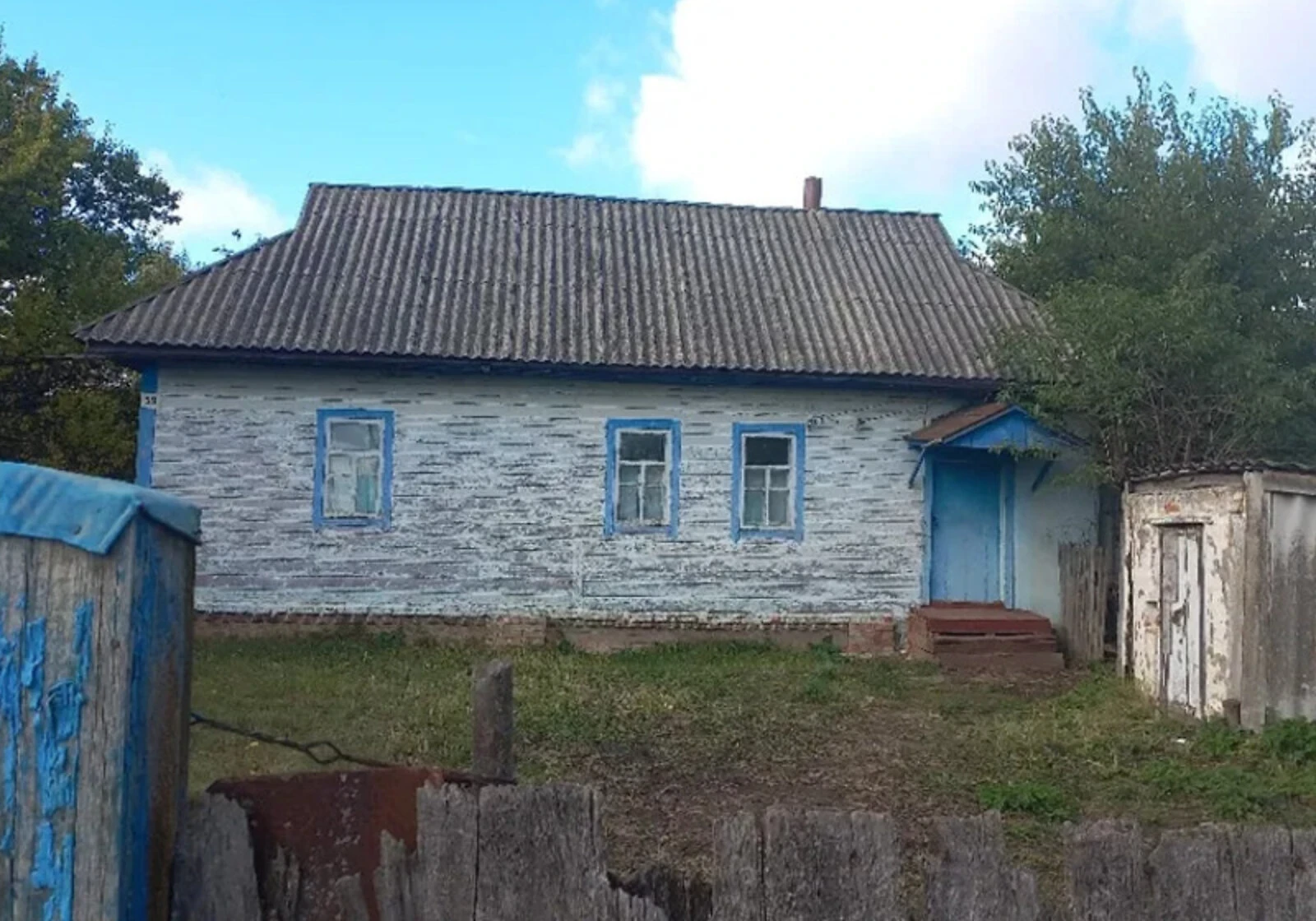 Будинок, Стольне: вода з криниці, сарай, туалет на території