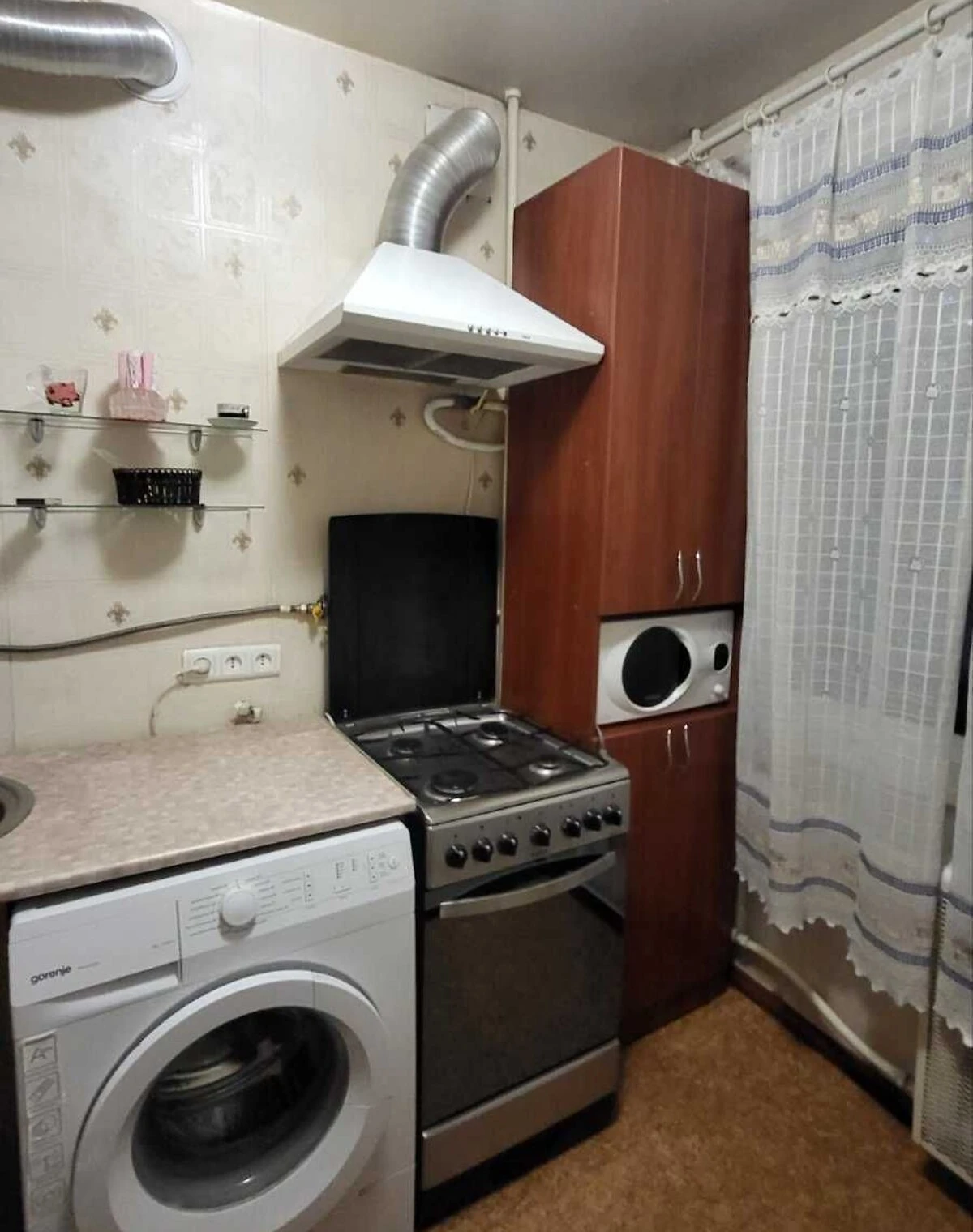 1-комнатная квартира, Кривой Рог: балкон, колонка, внутренний двор
