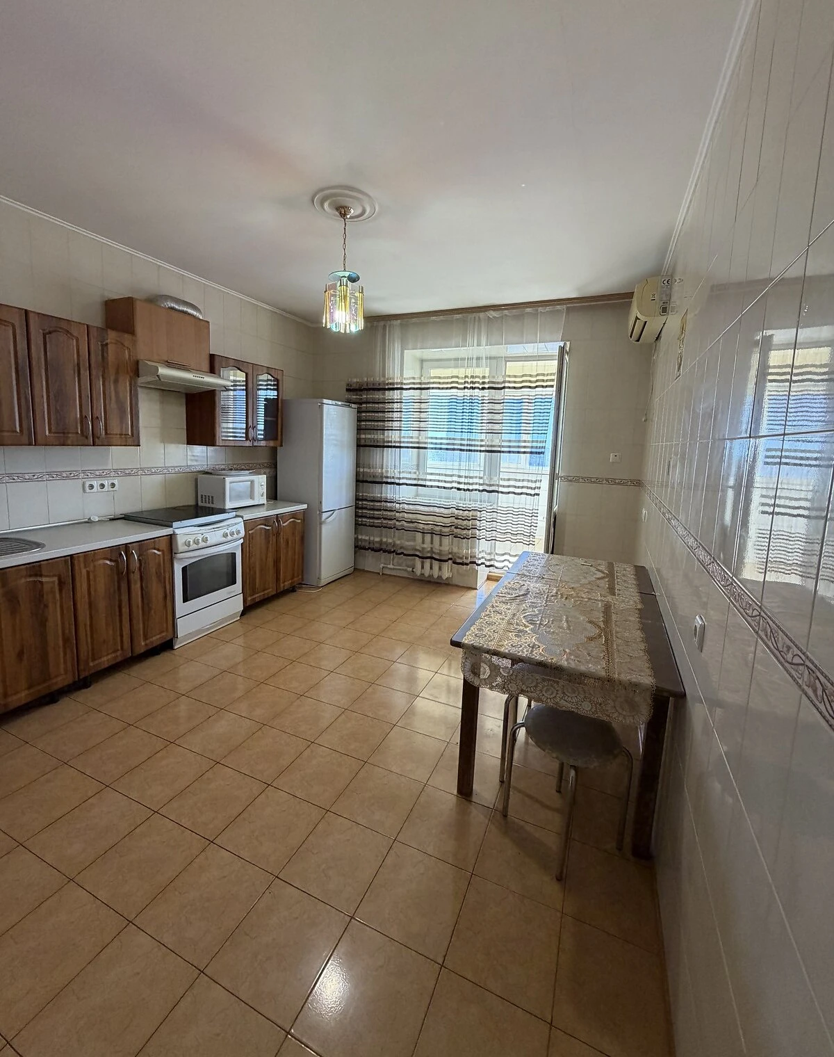 2-кімнатна квартира, Таїрова: кухня 25 м², торг - фото 1
