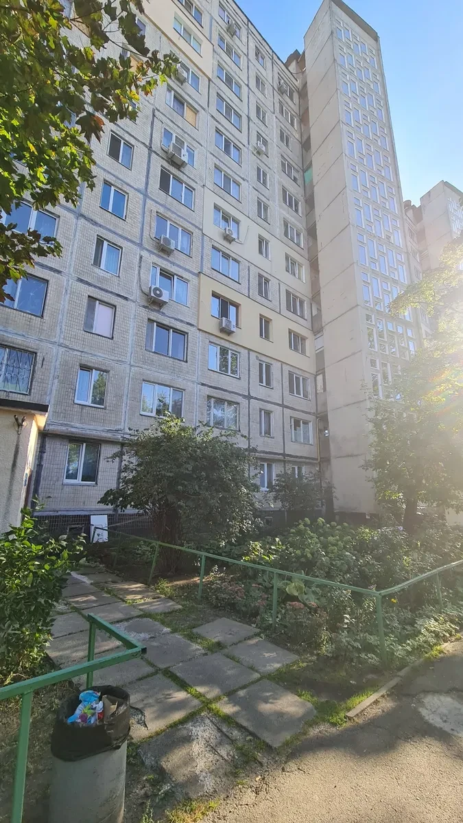 2-кімнатна квартира, Деснянський: метро Лісова 10 хв, під ремонт