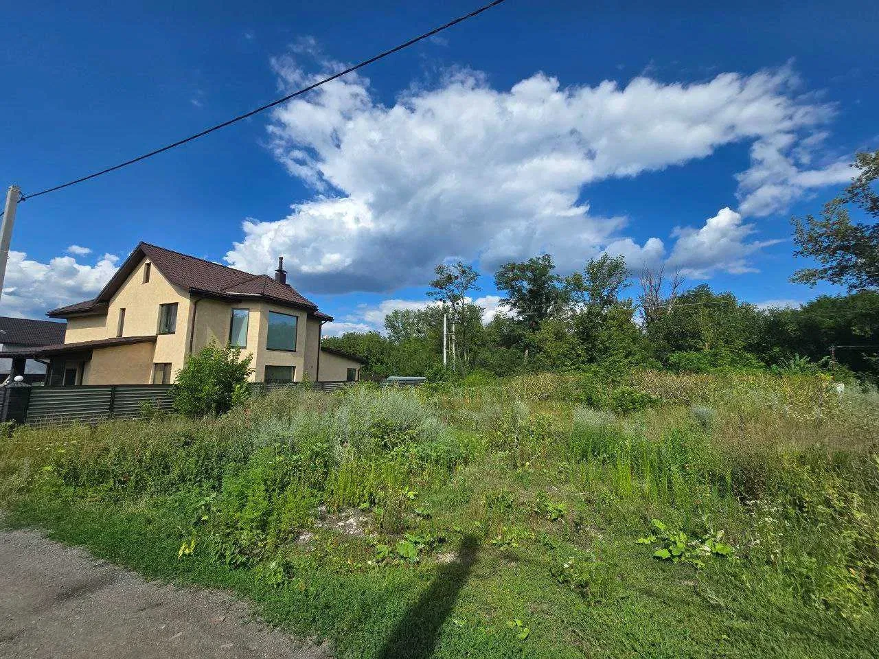Участок 10 соток в ЖК Лисичкина дубрава: крайний, свет на участке - фото 3