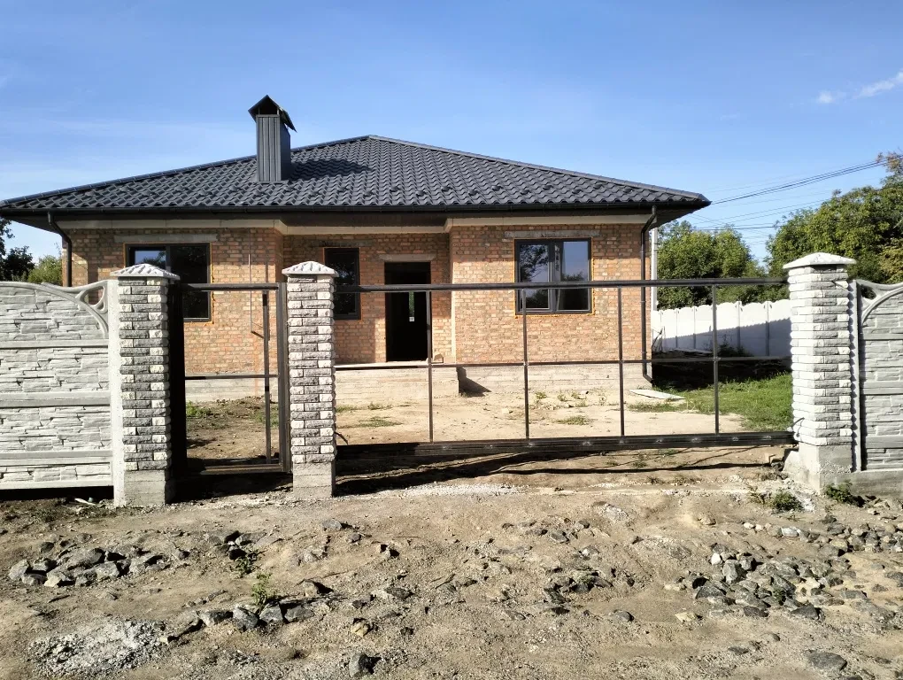 Будинок, Щітки: новий, 7 соток, усі комунікації